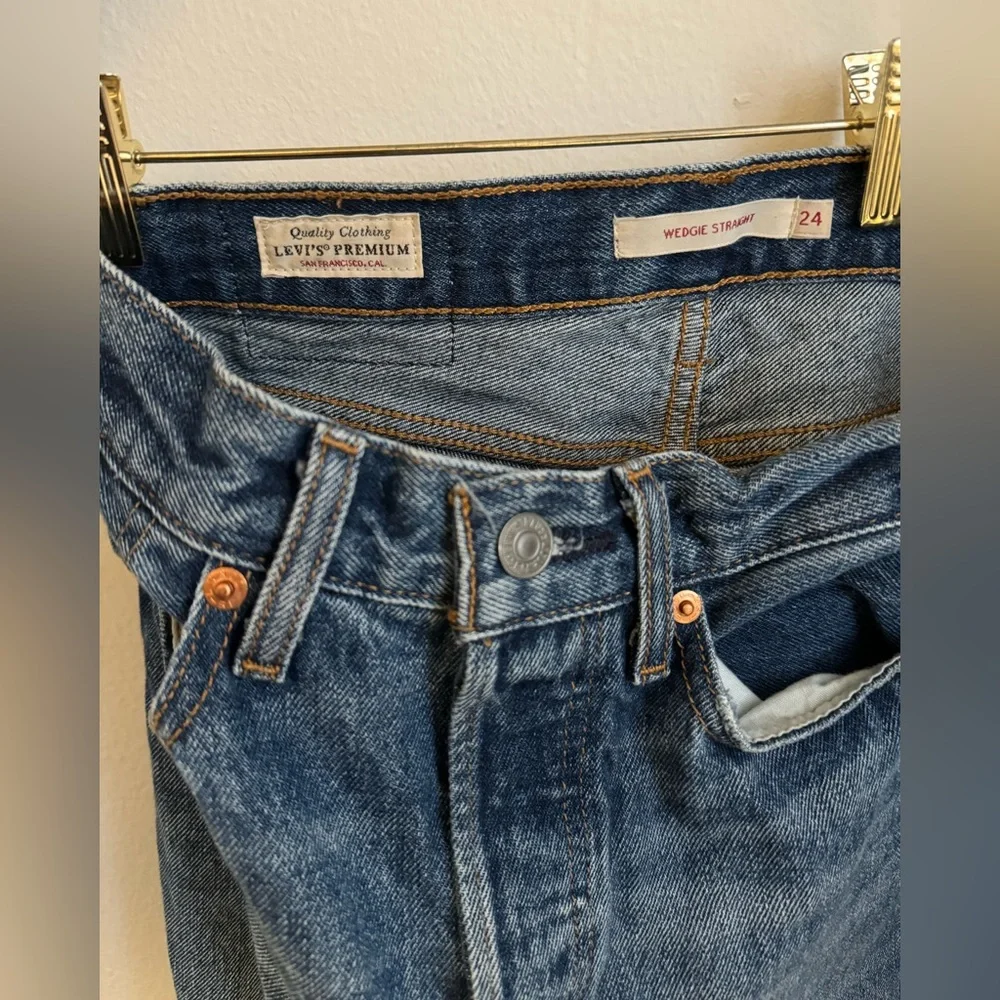 Levi’s Wedgie Icon Fit Medium Wash Distressed Cropped High-Rise Jeans - Picture 6 of 10